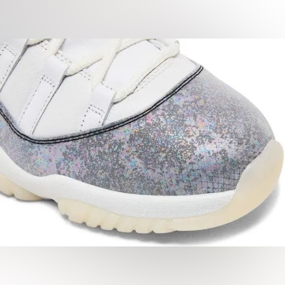 Air Jordan 11 Low Year of the Snake - Picture 3 of 11